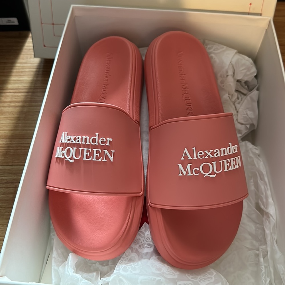 NWB MCQUEEN SLIDE PINK WHITE 39